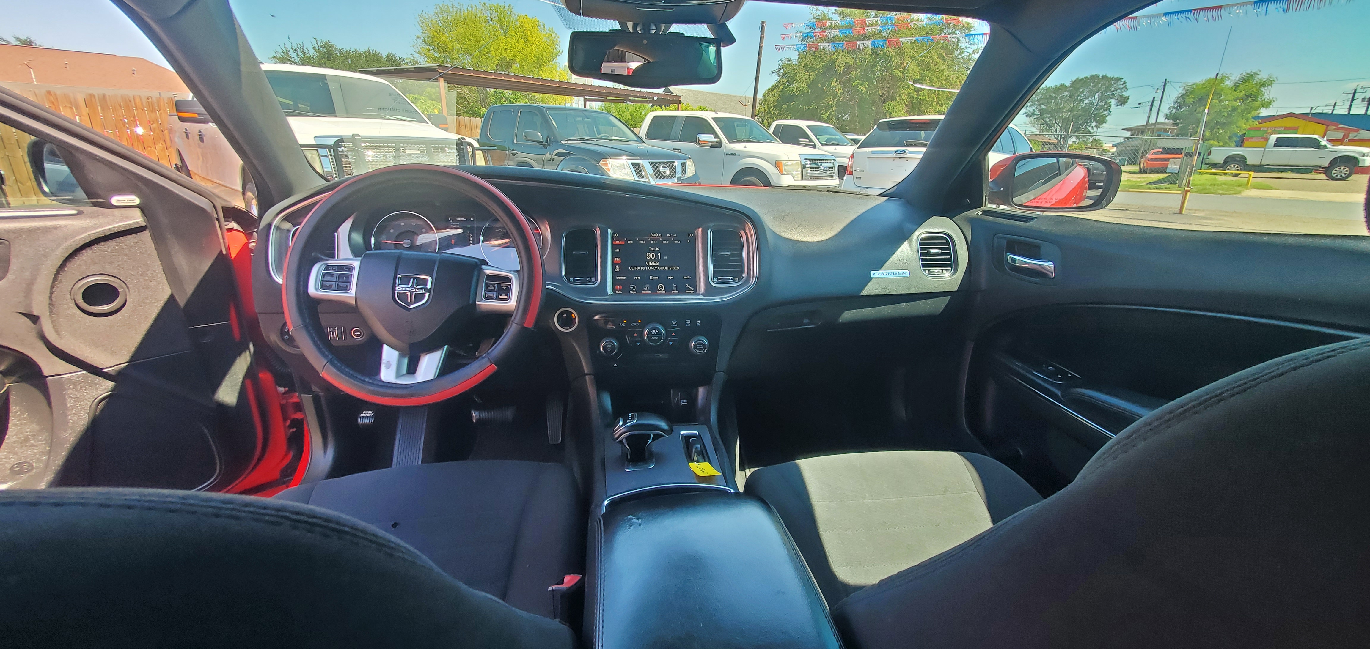 Vehicle photo 12