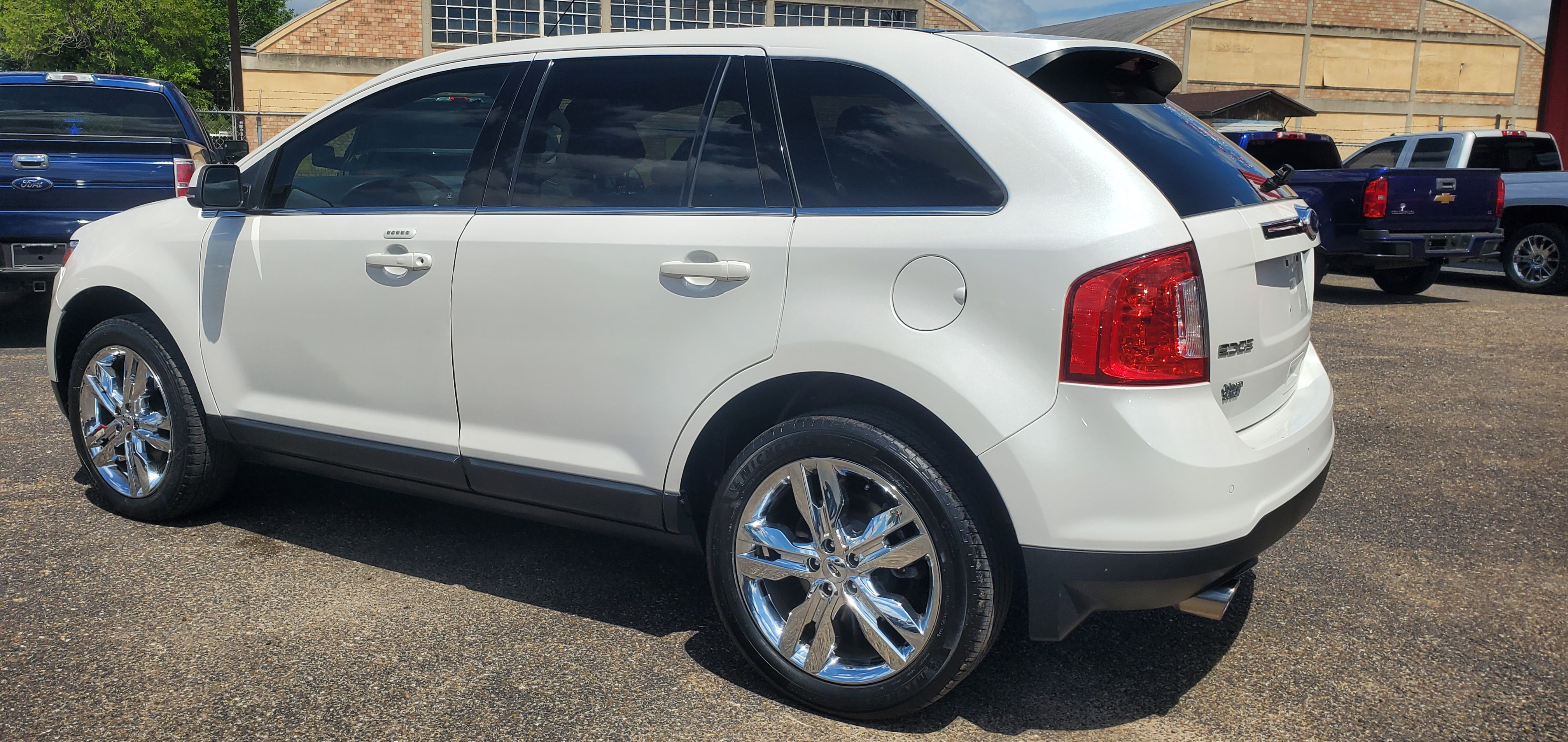 Vehicle photo 3