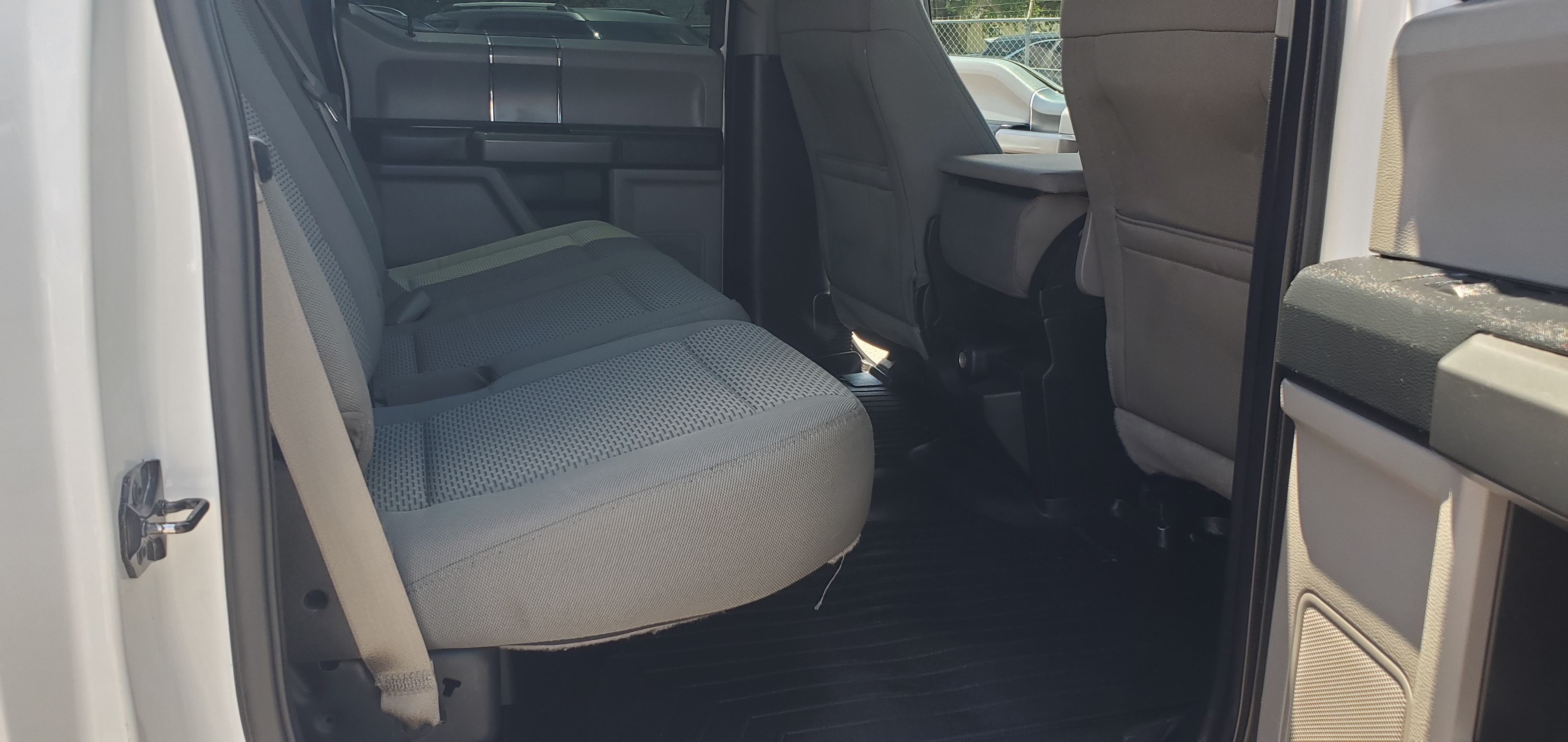 Vehicle photo 17