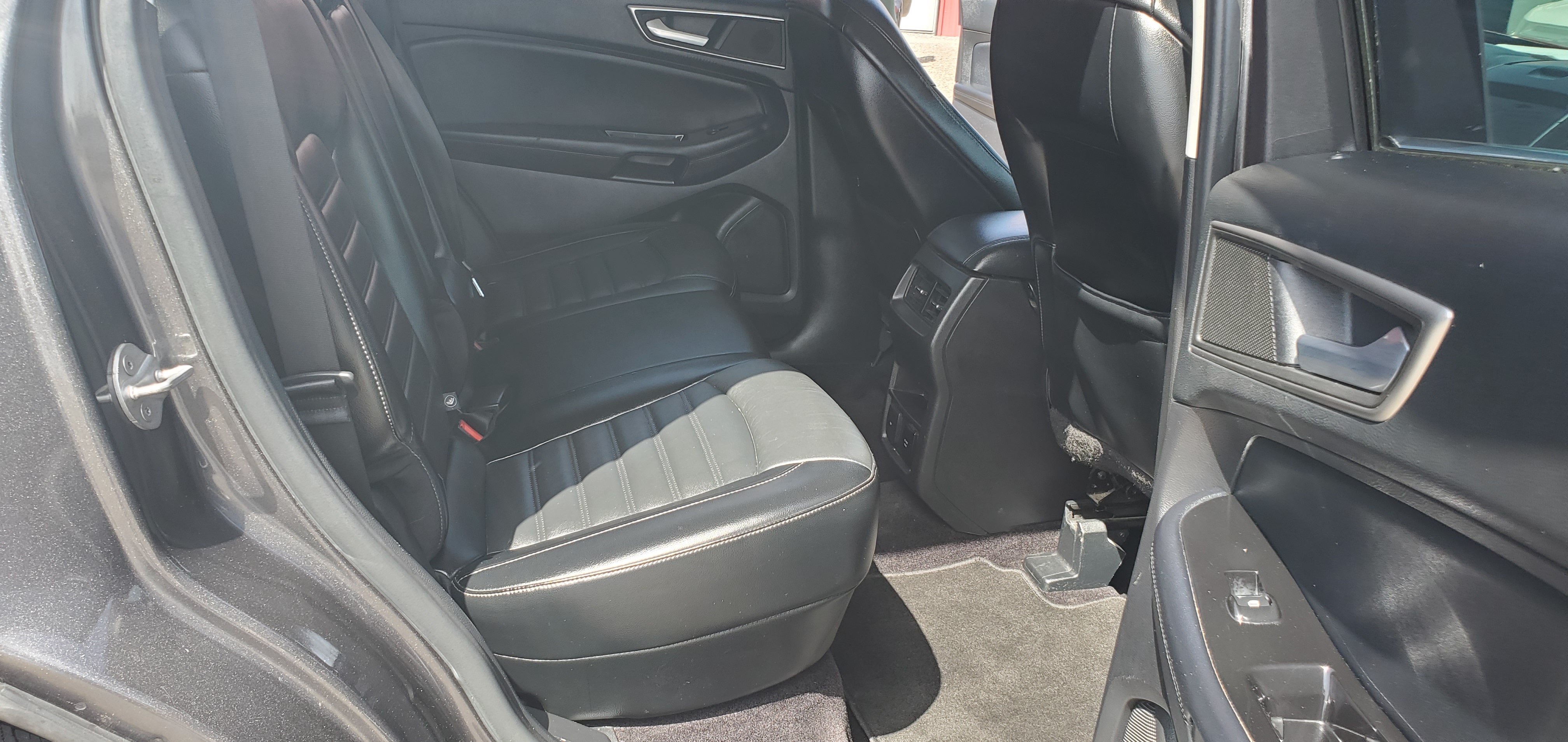 Vehicle photo 12